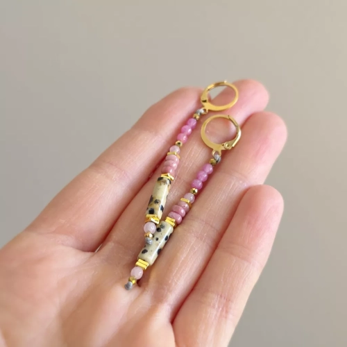 KST804 webp Kolczyki wiszące unikaty agat różowy, jaspis dalmatyńczyk, rodonit, hematyt i złota stal chirurgiczna Magneska 3.webp