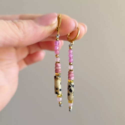 KST804 webp Kolczyki wiszące unikaty agat różowy, jaspis dalmatyńczyk, rodonit, hematyt i złota stal chirurgiczna Magneska.webp