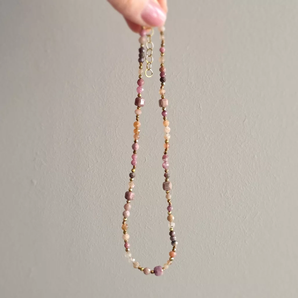 NAW1142 webp Naszyjnik unikat choker kamień słoneczny, rodonit, awenturyn pomarańczowy i hematyt Magneska.webp