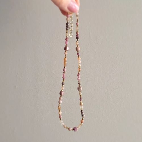 NAW1142 webp Naszyjnik unikat choker kamień słoneczny, rodonit, awenturyn pomarańczowy i hematyt Magneska.webp