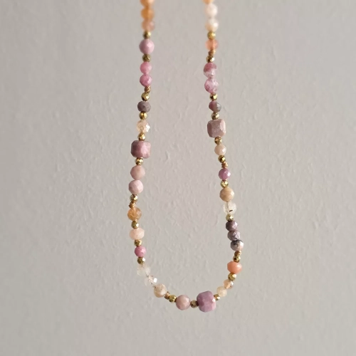 NAW1142 webp Naszyjnik unikat choker kamień słoneczny, rodonit, awenturyn pomarańczowy i hematyt Magneska 2.webp