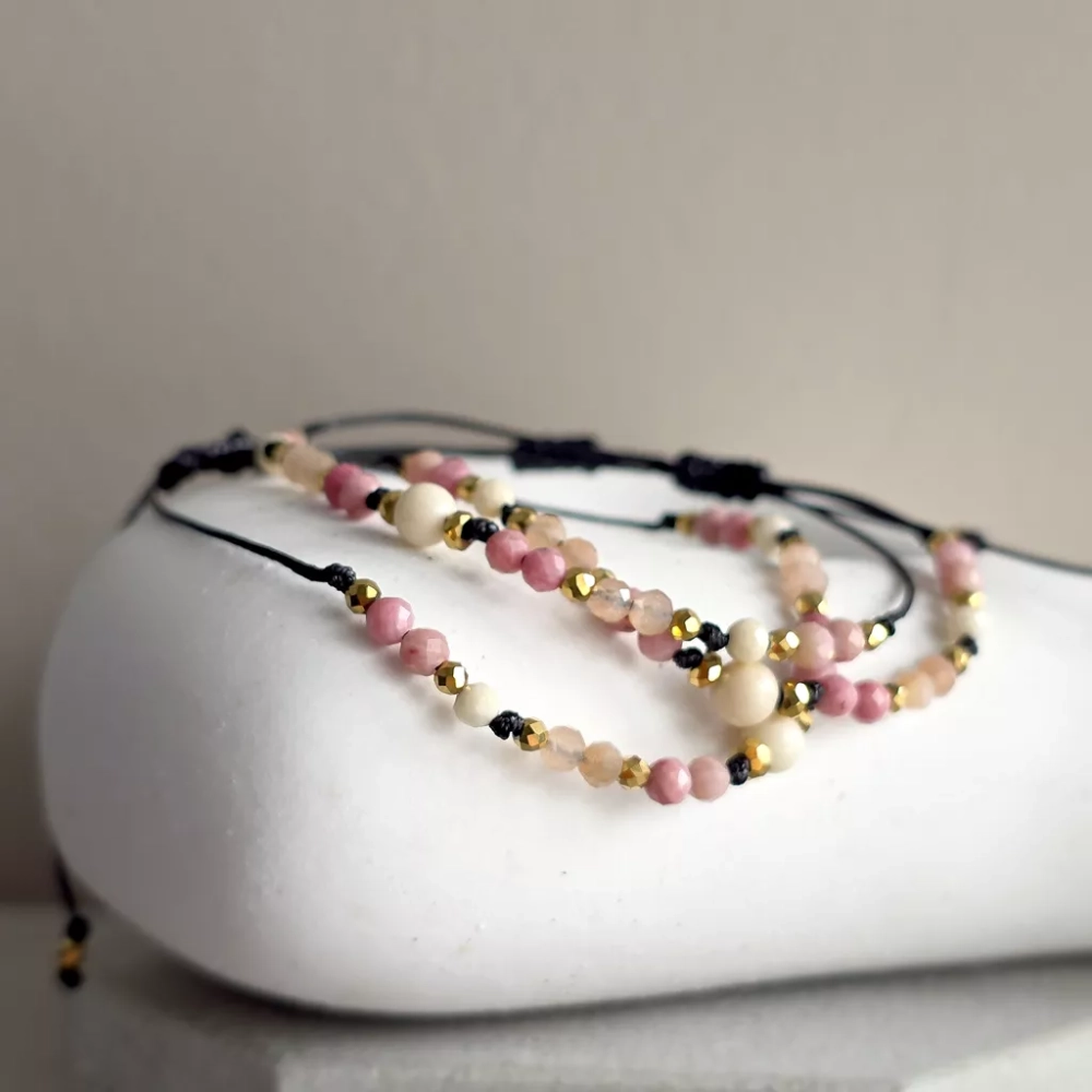 SZN1120 webp Bransoletka kamień rzeczny, rodonit, kamień słoneczny i hematyt na czarnym sznurku Magneska.webp