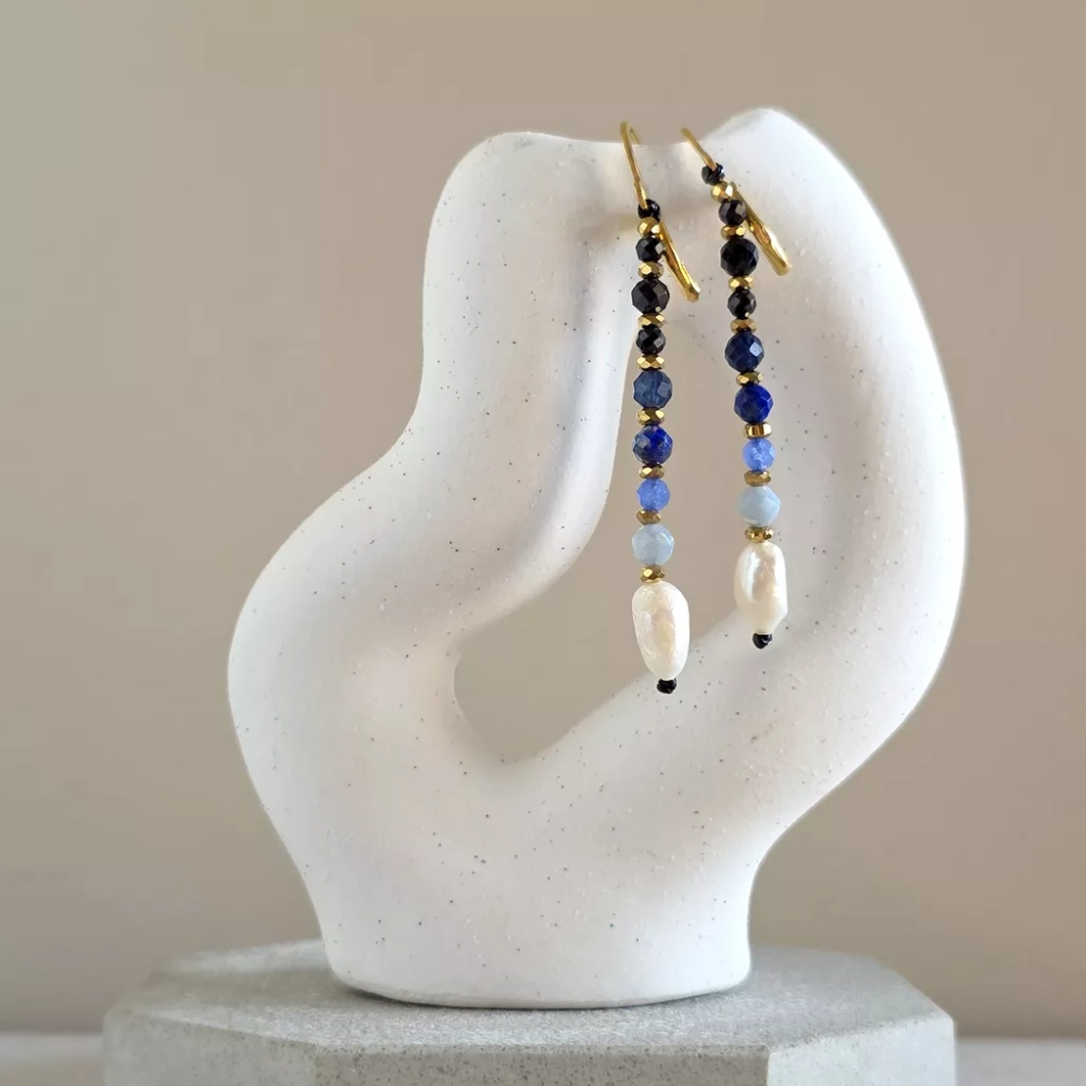 KST805 webp Kolczyki wiszące unikaty perły, opal niebieski, lapis lazuli, agat niebieski, agat czarny, czarny turmalin, hematyt i złota stal chirurgiczna Magneska 3.webp