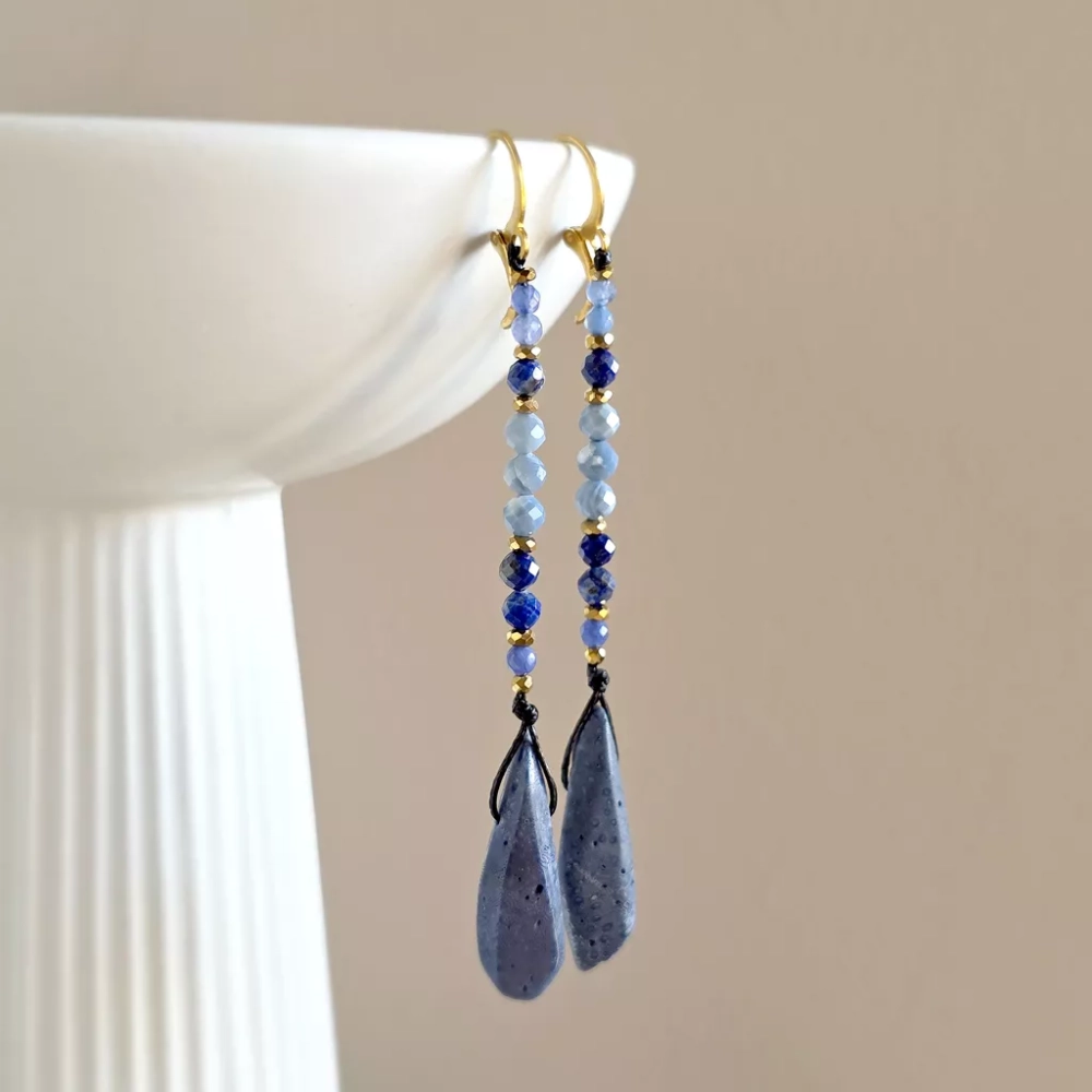 KST806 webp Kolczyki wiszące unikaty niebieski koral, niebieski agat, lapis lazuli, niebieski opal, hematyt i złota stal chirurgiczna Magneska 2.webp