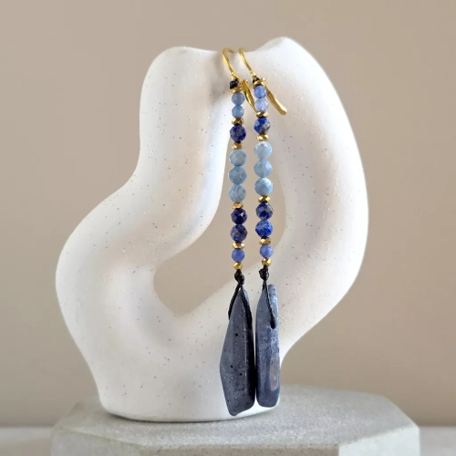 KST806 webp Kolczyki wiszące unikaty niebieski koral, niebieski agat, lapis lazuli, niebieski opal, hematyt i złota stal chirurgiczna Magneska 3.webp