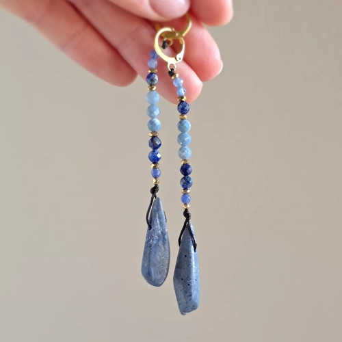 KST806 webp Kolczyki wiszące unikaty niebieski koral, niebieski agat, lapis lazuli, niebieski opal, hematyt i złota stal chirurgiczna Magneska 4.webp