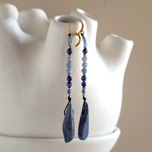 KST806 webp Kolczyki wiszące unikaty niebieski koral, niebieski agat, lapis lazuli, niebieski opal, hematyt i złota stal chirurgiczna Magneska.webp