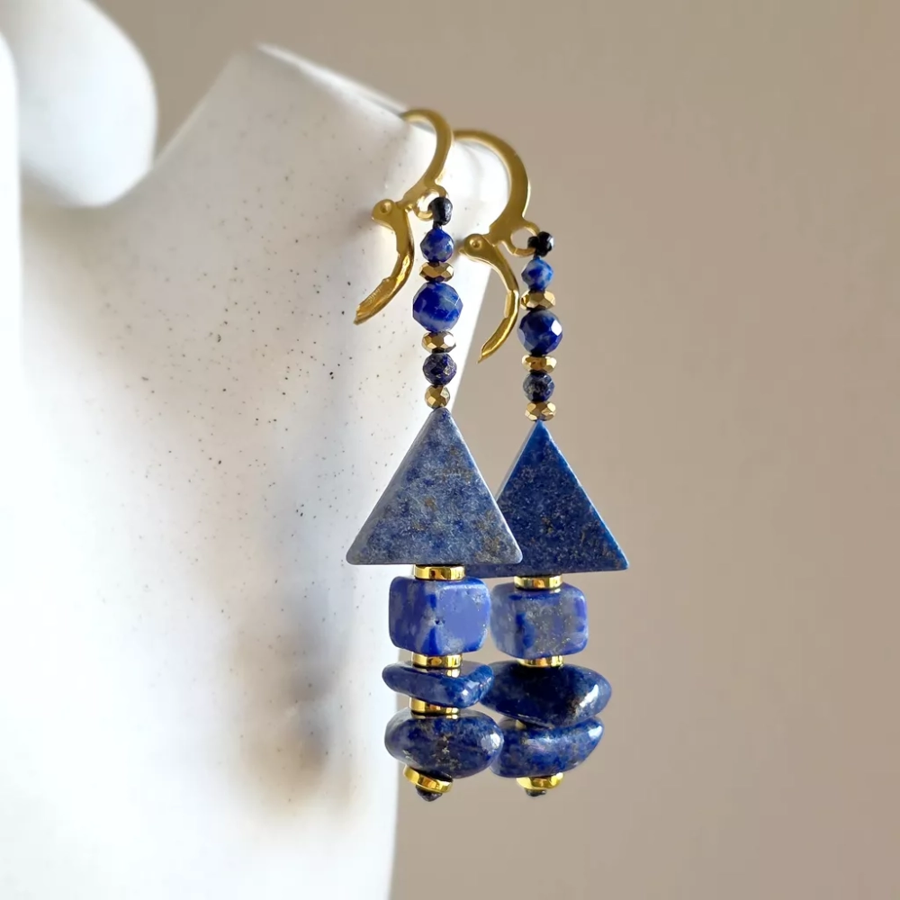 KST807 webp Kolczyki wiszące unikaty lapis lazuli, hematyt i złota stal chirurgiczna Magneska.webp