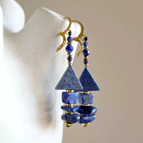 KST807 webp Kolczyki wiszące unikaty lapis lazuli, hematyt i złota stal chirurgiczna Magneska.webp