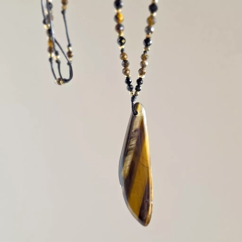 NAW1144 webp Naszyjnik unikat regulowany tygrysie oko, czarny turmalin, oolit żelazisty i hematyt Magneska 2.webp