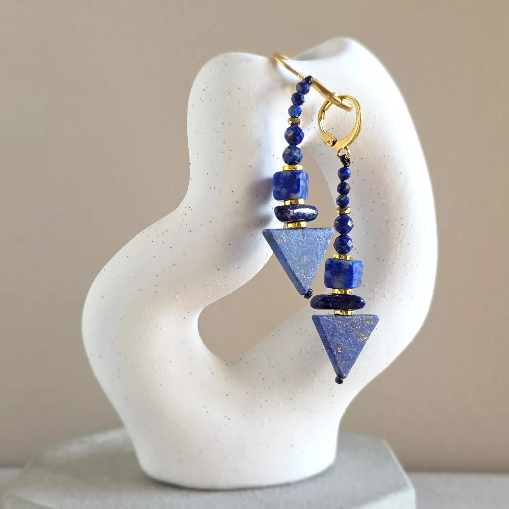 KST812 webp Kolczyki wiszące unikaty lapis lazuli, hematyt i złota stal chirurgiczna v.2 Magneska.webp