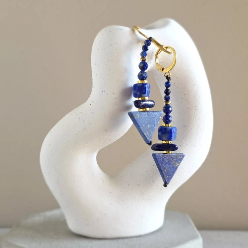 KST812 webp Kolczyki wiszące unikaty lapis lazuli, hematyt i złota stal chirurgiczna v.2 Magneska.webp