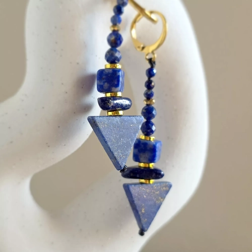 KST812 webp Kolczyki wiszące unikaty lapis lazuli, hematyt i złota stal chirurgiczna v.2 Magneska 2.webp