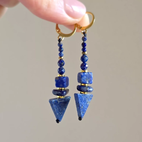 KST812 webp Kolczyki wiszące unikaty lapis lazuli, hematyt i złota stal chirurgiczna v.2 Magneska 3.webp