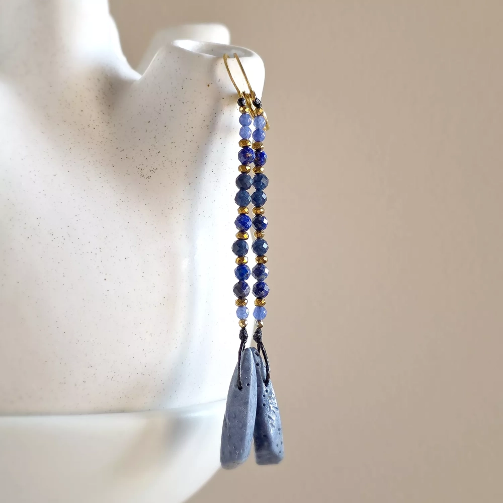 KST813 webp Kolczyki wiszące unikaty niebieski koral, niebieski agat, lapis lazuli, hematyt i złota stal chirurgiczna Magneska.webp