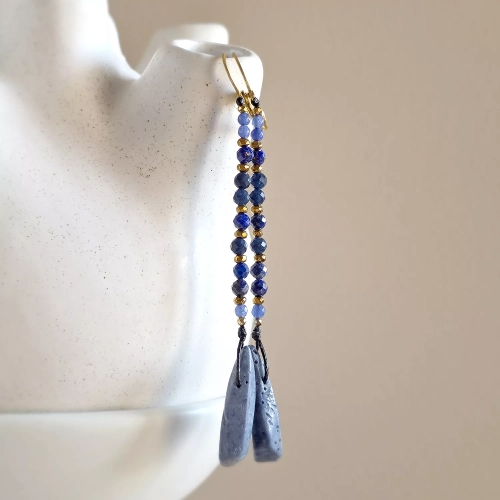 KST813 webp Kolczyki wiszące unikaty niebieski koral, niebieski agat, lapis lazuli, hematyt i złota stal chirurgiczna Magneska.webp