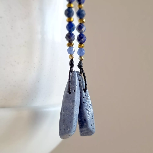 KST813 webp Kolczyki wiszące unikaty niebieski koral, niebieski agat, lapis lazuli, hematyt i złota stal chirurgiczna Magneska 2.webp