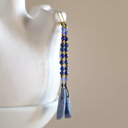 KST813 webp Kolczyki wiszące unikaty niebieski koral, niebieski agat, lapis lazuli, hematyt i złota stal chirurgiczna Magneska 3.webp