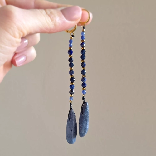 KST813 webp Kolczyki wiszące unikaty niebieski koral, niebieski agat, lapis lazuli, hematyt i złota stal chirurgiczna Magneska 4.webp