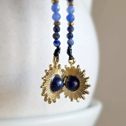 KST808 web Kolczyki wiszące unikaty lapis lazuli, niebieski agat, hematyt i złota stal chirurgiczna Magneska 5.webp