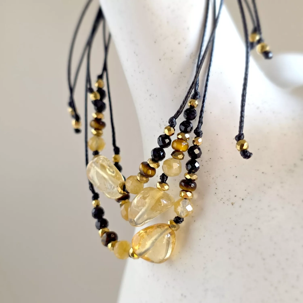 SZN1122 webp Bransoletka cytryn, apatyt żółty, tygrysie oko, czarny turmalin i hematyt na czarnym sznurku Magneska biżuteria 5.webp