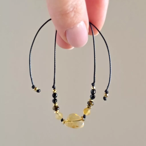 SZN1122 webp Bransoletka cytryn, apatyt żółty, tygrysie oko, czarny turmalin i hematyt na czarnym sznurku Magneska biżuteria.webp