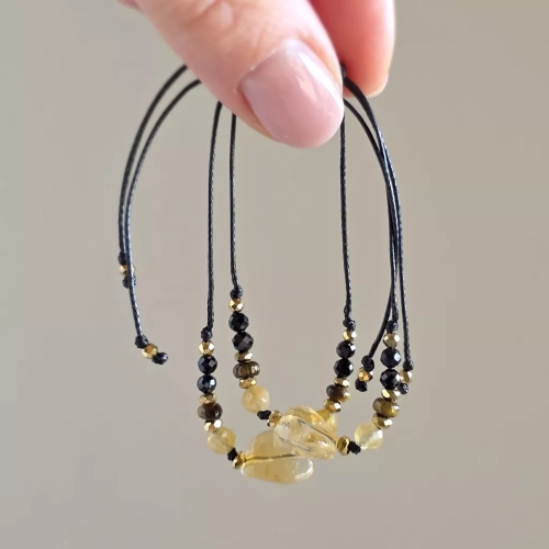 SZN1122 webp Bransoletka cytryn, apatyt żółty, tygrysie oko, czarny turmalin i hematyt na czarnym sznurku Magneska biżuteria 3.webp