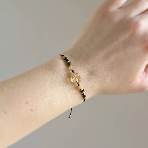 SZN1122 webp Bransoletka cytryn, apatyt żółty, tygrysie oko, czarny turmalin i hematyt na czarnym sznurku Magneska biżuteria 4.webp