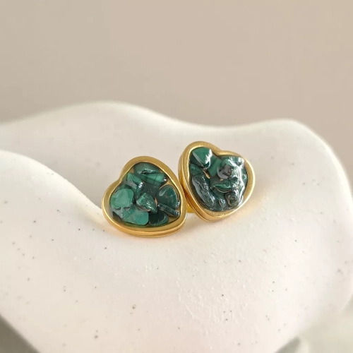 KST818 webp Kolczyki sztyfty malachit w żywicy serca szeroki rant złota stal chirurgiczna Sparkles malachite Magneska biżuteria Zielona Góra 2.webp