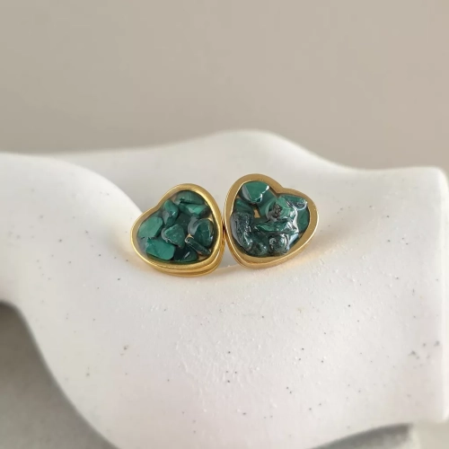 KST818 webp Kolczyki sztyfty malachit w żywicy serca szeroki rant złota stal chirurgiczna Sparkles malachite Magneska biżuteria Zielona Góra 3.webp