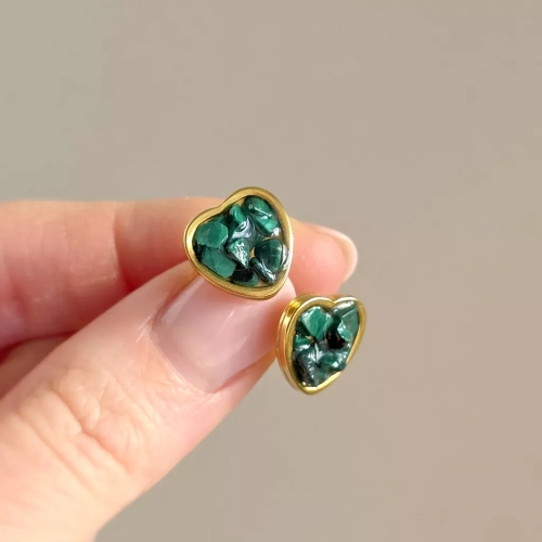 KST818 webp Kolczyki sztyfty malachit w żywicy serca szeroki rant złota stal chirurgiczna Sparkles malachite Magneska biżuteria Zielona Góra 5.webp