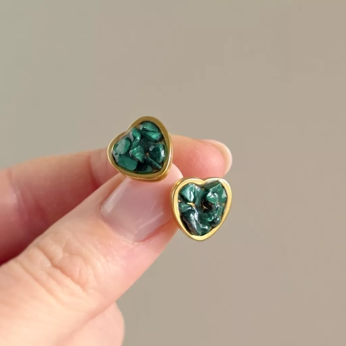 KST818 webp Kolczyki sztyfty malachit w żywicy serca szeroki rant złota stal chirurgiczna Sparkles malachite Magneska biżuteria Zielona Góra 6.webp