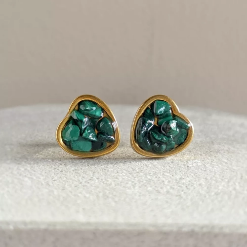 KST818 webp Kolczyki sztyfty malachit w żywicy serca szeroki rant złota stal chirurgiczna Sparkles malachite Magneska biżuteria Zielona Góra.webp