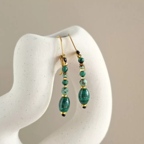 KST819 web Kolczyki wiszące unikaty malachit, turkus, hematyt i złota stal chirurgiczna Magneska Zieloba Góra biżuteria 2.webp