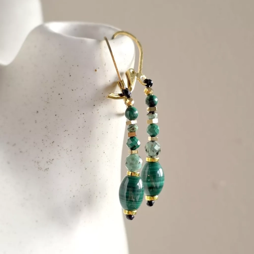 KST819 web Kolczyki wiszące unikaty malachit, turkus, hematyt i złota stal chirurgiczna Magneska Zieloba Góra biżuteria.webp