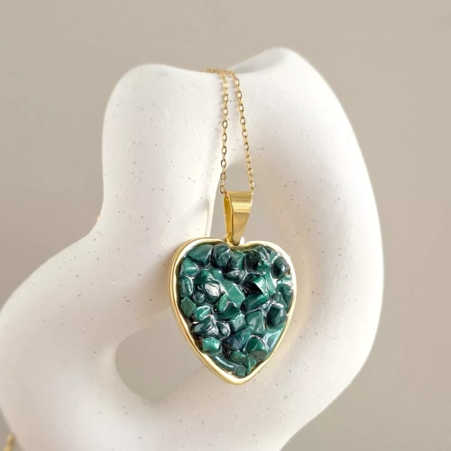 NAW1148 web Naszyjnik malachit w żywicy złote serce stal chirurgiczna Sparkles malachite Magneska biżuteria Zielona Góra 2.webp