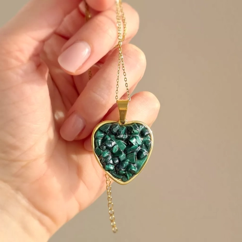 NAW1148 web Naszyjnik malachit w żywicy złote serce stal chirurgiczna Sparkles malachite Magneska biżuteria Zielona Góra 3.webp
