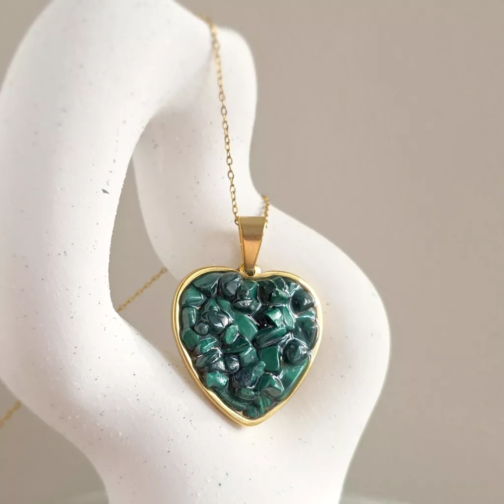 NAW1148 web Naszyjnik malachit w żywicy złote serce stal chirurgiczna Sparkles malachite Magneska biżuteria Zielona Góra.webp