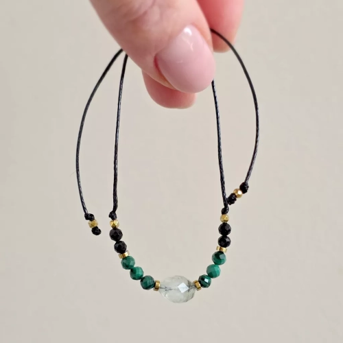 SZN1127 webpBransoletka prehnit z epidotem, malachit, czarny turmalin i hematyt na czarnym sznurku  Magneska biżuteria Zielona Góra 2.webp