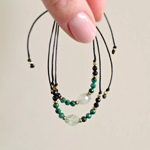 SZN1127 webpBransoletka prehnit z epidotem, malachit, czarny turmalin i hematyt na czarnym sznurku  Magneska biżuteria Zielona Góra 3.webp