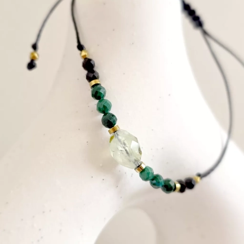 SZN1127 webpBransoletka prehnit z epidotem, malachit, czarny turmalin i hematyt na czarnym sznurku  Magneska biżuteria Zielona Góra 4.webp