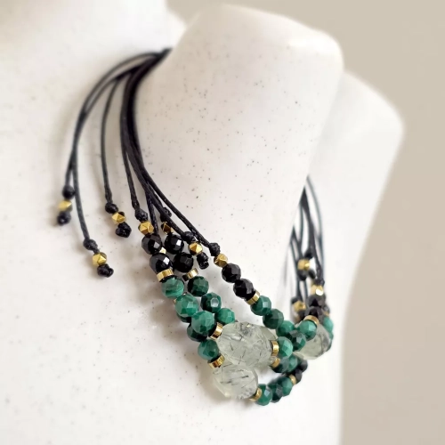 SZN1127 webpBransoletka prehnit z epidotem, malachit, czarny turmalin i hematyt na czarnym sznurku  Magneska biżuteria Zielona Góra.webp