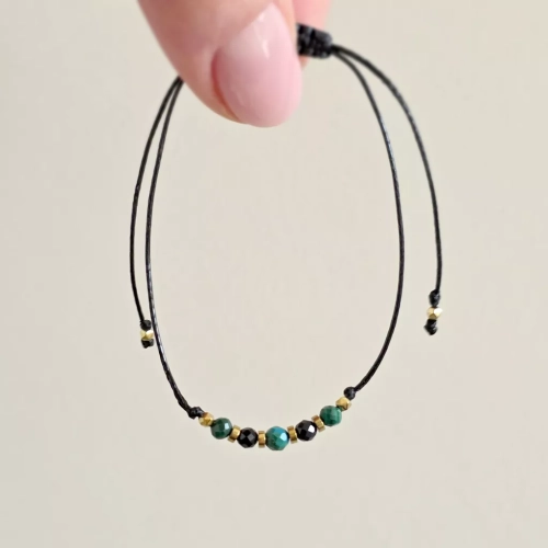 SZN1128 webp Bransoletka chryzokola, malachit, czarny turmalin i hematyt na czarnym sznurku  Magneska biżuteria Zielona Góra 3.webp