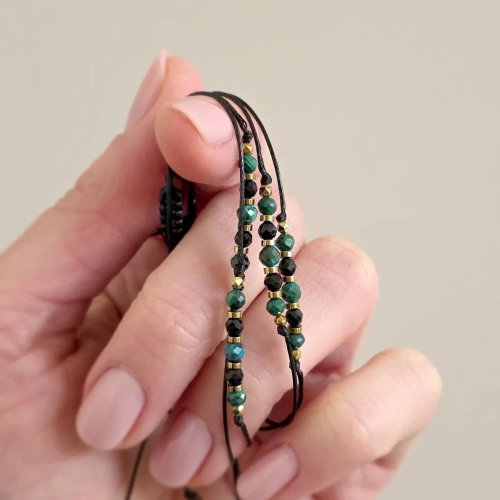 SZN1128 webp Bransoletka chryzokola, malachit, czarny turmalin i hematyt na czarnym sznurku  Magneska biżuteria Zielona Góra 4.webp