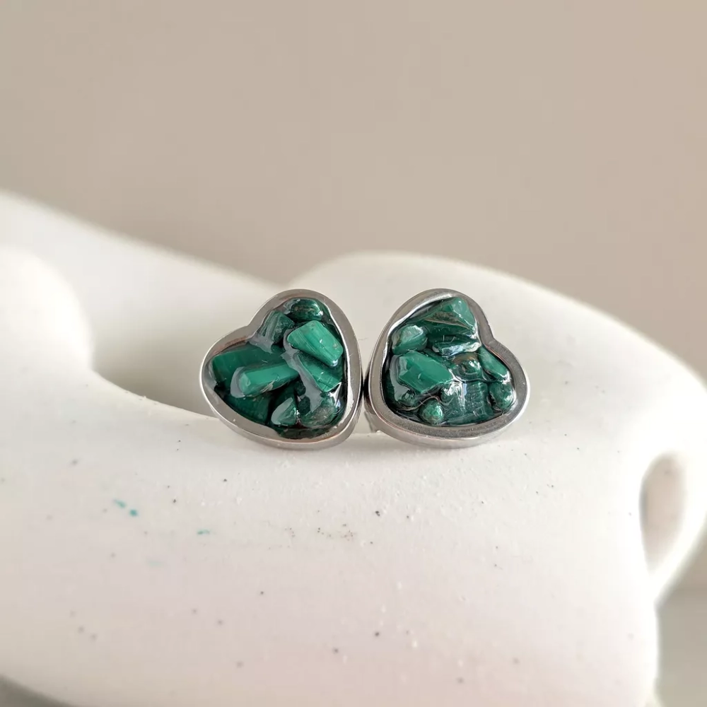 KST821 webp Kolczyki sztyfty malachit w żywicy serca szeroki rant stal chirurgiczna Sparkles malachite  Magneska biżuteria Zielona Góra 2.webp