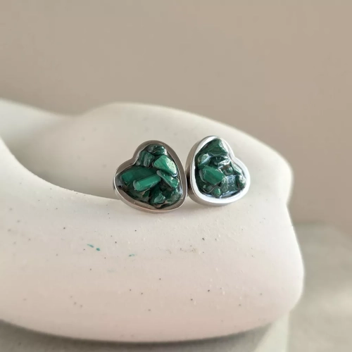 KST821 webp Kolczyki sztyfty malachit w żywicy serca szeroki rant stal chirurgiczna Sparkles malachite  Magneska biżuteria Zielona Góra 3.webp