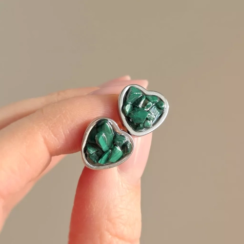 KST821 webp Kolczyki sztyfty malachit w żywicy serca szeroki rant stal chirurgiczna Sparkles malachite  Magneska biżuteria Zielona Góra 4.webp