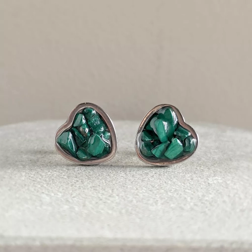 KST821 webp Kolczyki sztyfty malachit w żywicy serca szeroki rant stal chirurgiczna Sparkles malachite  Magneska biżuteria Zielona Góra.webp