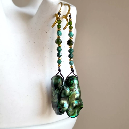 KSt822 webp Kolczyki wiszące unikaty macica perłowa, malachit, diopsyd chromowy, hematyt i złota stal chirurgiczna Magneska biżuteria Zielona Góra 2.webp