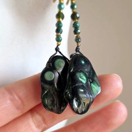 KSt822 webp Kolczyki wiszące unikaty macica perłowa, malachit, diopsyd chromowy, hematyt i złota stal chirurgiczna Magneska biżuteria Zielona Góra 4.webp